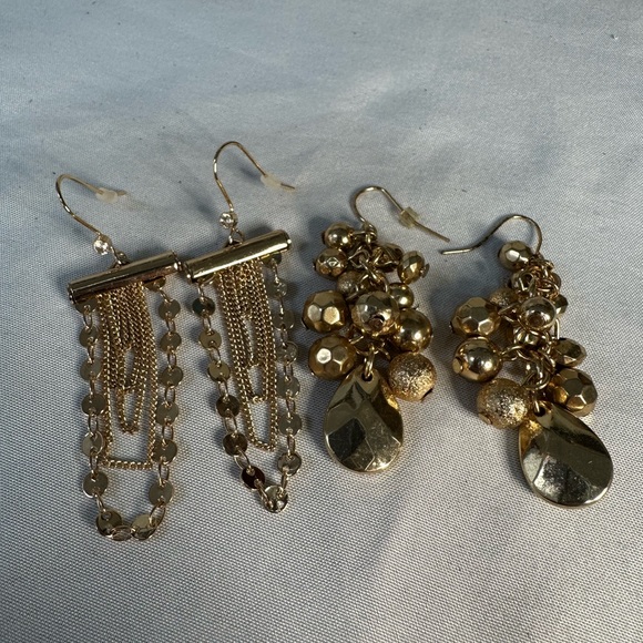 Two pair of feminine dainty style goldtone earrings - Picture 5 of 6